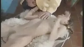 رجل سكسي ولد سوري طويل القامة يضاجع فتاة نحيفة جميلة في غرفة النوم