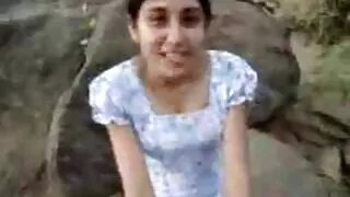 اثنين من الرجال و الفتيات سكسي سوري ممثلات استرخاء في الصيف حمام السباحة