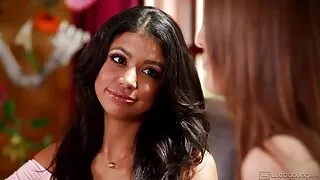 فتاة في زي المثيرة رقص سكس سوري مارس الجنس من قبل صديقها