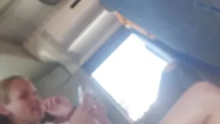 فتاة في سكسيسوري تنورة ركوب الرجل الترباس