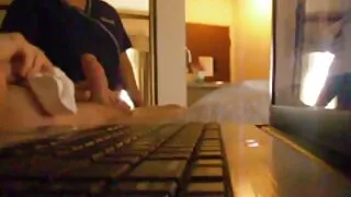 رجل يجلس الفتاة سكسي سوري نار ذات الشعر الداكن على الدهون الديك