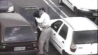 بمهارة تمتص الديك