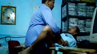 رائع سمر سكسي عراقي سوري ركض مع عين الثور على الجذع
