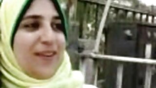 امرأة مع ديك