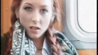 فتاة في سراويل التدليك الديك من رجل مقطع سكسي سوري مع غطاء محرك السيارة
