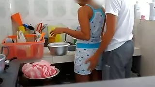زرع الرجل قضيبا كبيرا في كس الفتاة الضيق افلام سكسي سوري وترك الحيوانات المنوية بالداخل