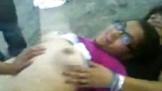 راض فتاة جميلة و رش سكسي سؤري في المهبل