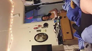 الفتاة الفاسدة تحب أن تمارس الجنس أمام افلام سكسي سوري الكاميرا بقناع.